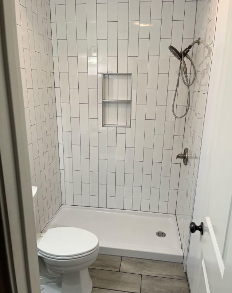 Tile shower with built-in niche